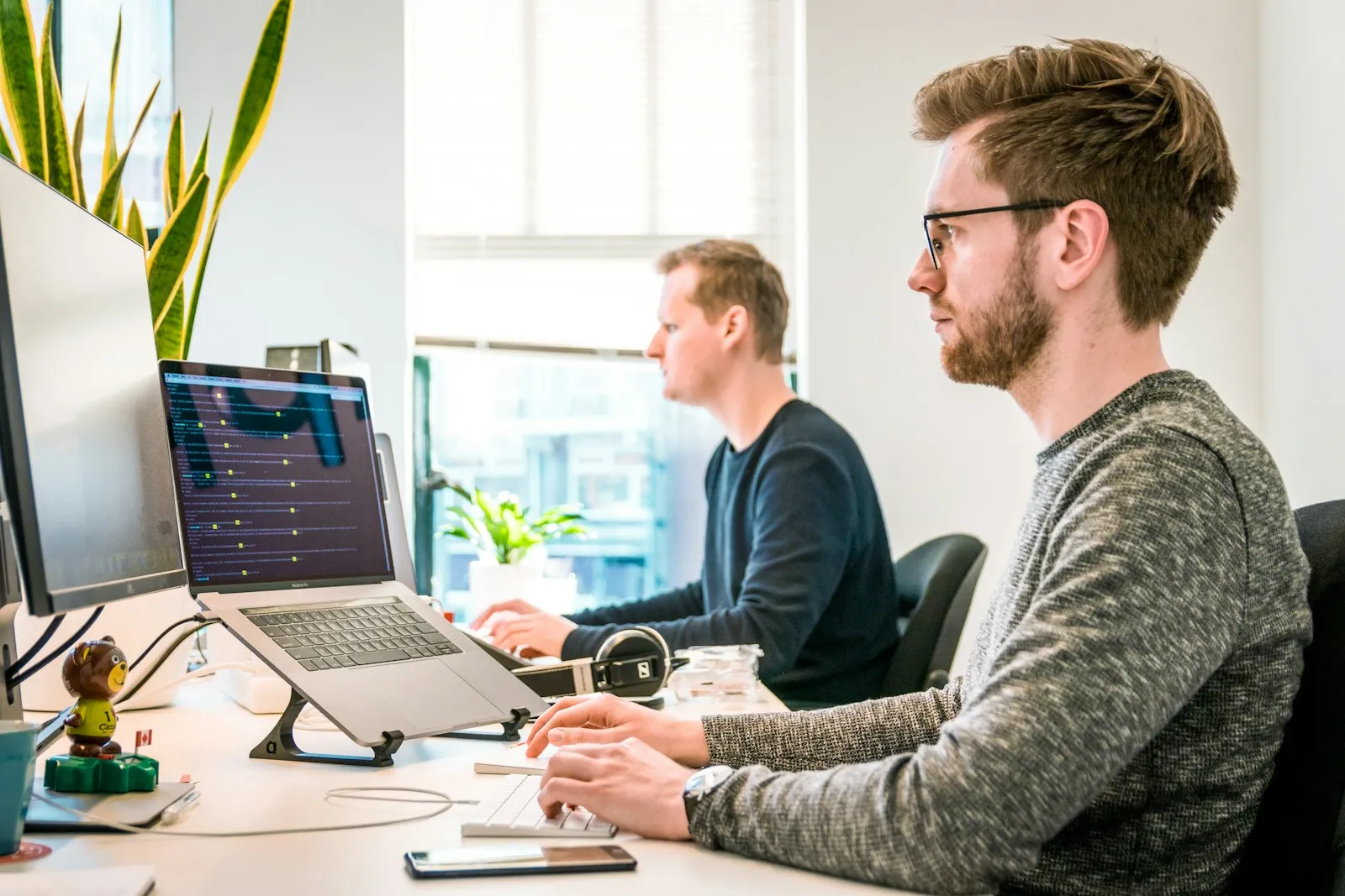 Analyse von SEO-Daten am Laptop — GEO und SEO-Beratung bei MANWAR