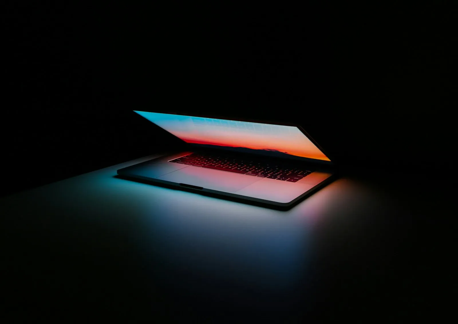 Arbeitsplatz mit Laptop — Webdesign und SEO-Arbeit bei MANWAR in Essen